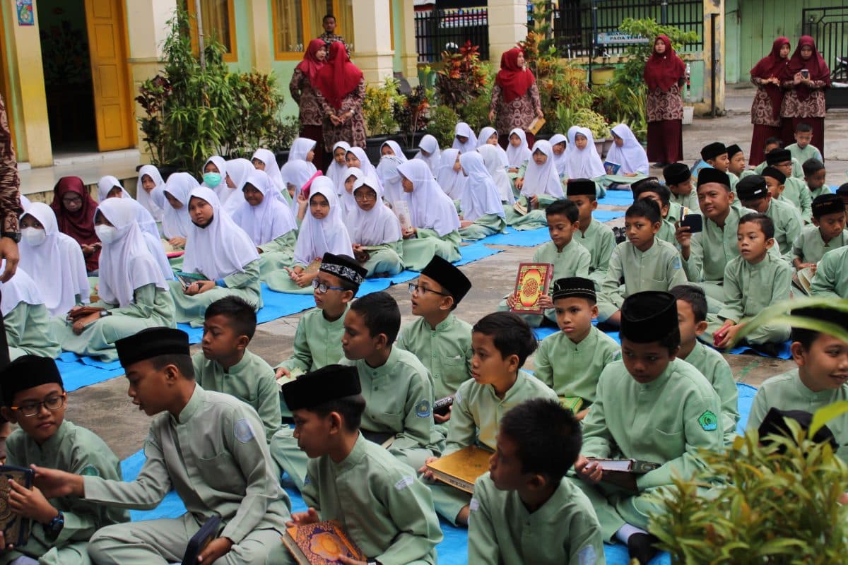 Anak-anak sedang bermain di dalam ruangan di RA An Najiyah
